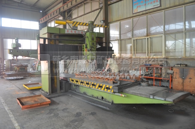 認(rèn)真操作設(shè)備的工人師傅