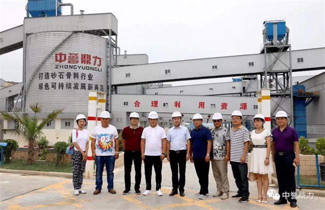 招商小分隊(duì)一行合影