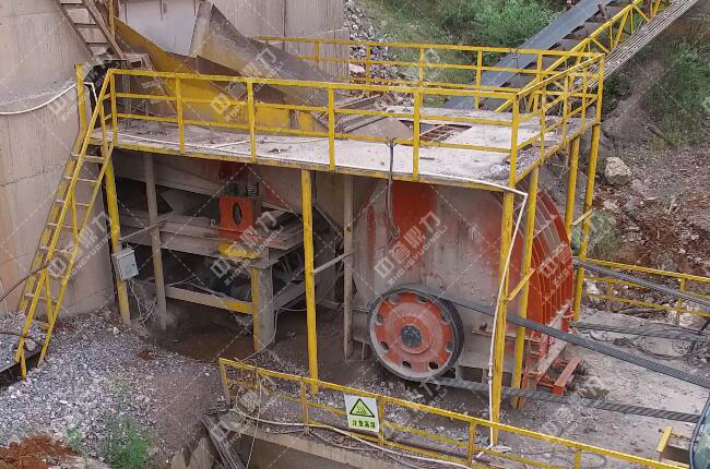 反擊碎石機(jī)加工物料現(xiàn)場